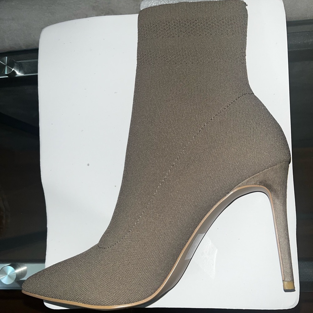 [SOLD] FINAL REDUCTION‼️ DONATING SOON‼️ NWOT STEVE MADDEN Booties